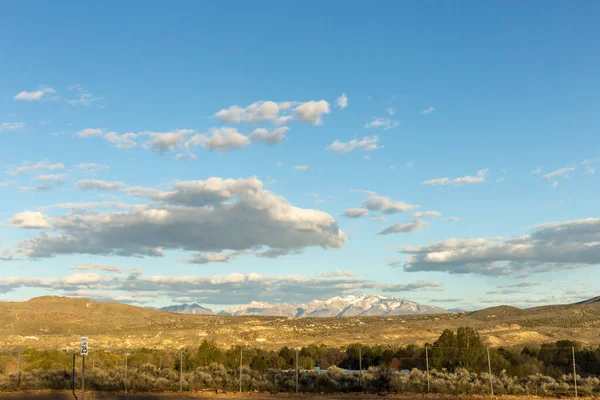 Bellissimo Paesaggio Con Una Montagna Sullo Sfondo — Foto Stock