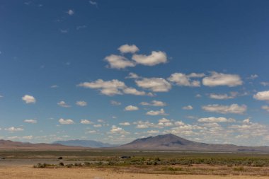Dağları olan güzel bir manzara