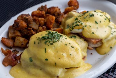 Patates ve sebzeli kızarmış patates.