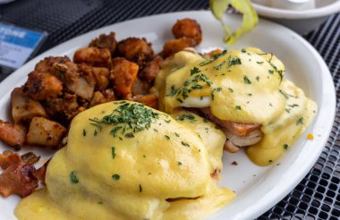 Patates ve sebzeli kızarmış patates.