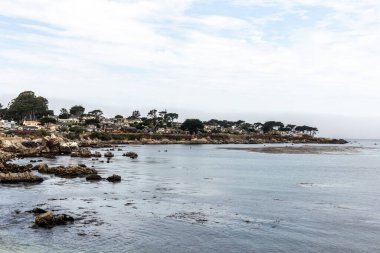 Güzel deniz manzarası ve kumsal.