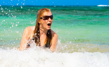 oyuncak ayı ile genç kız