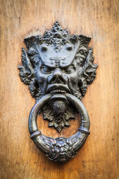 悪魔の頭のドアのノッカー — ストック写真