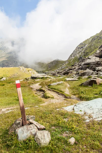 Señal de ruta en los Alpes italianos —  Fotos de Stock