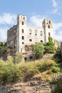 DOLCEACQUA Ortaçağ Kalesi