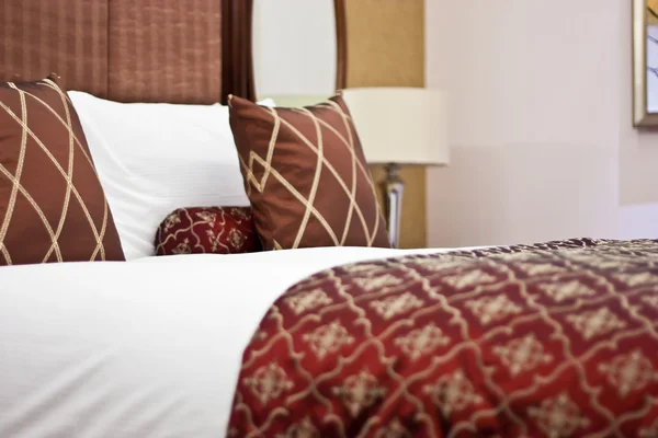 Подушки в спальне отеля — стоковое фото