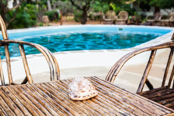 Sillas en la frontera de la piscina — Foto de Stock