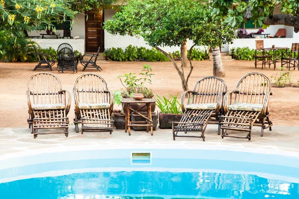 Cadeiras na fronteira da piscina — Fotografia de Stock