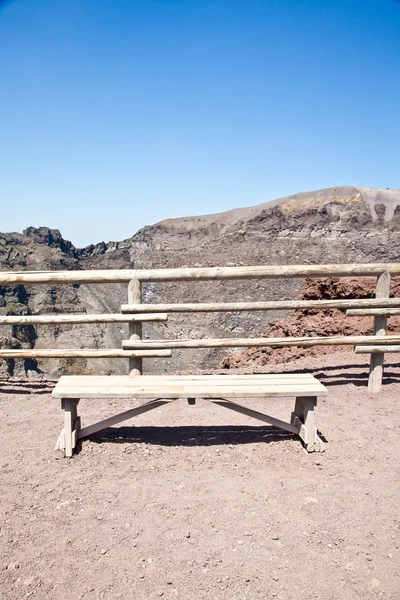 ヴェスヴィオ火山のクレーターでベンチ前で — ストック写真