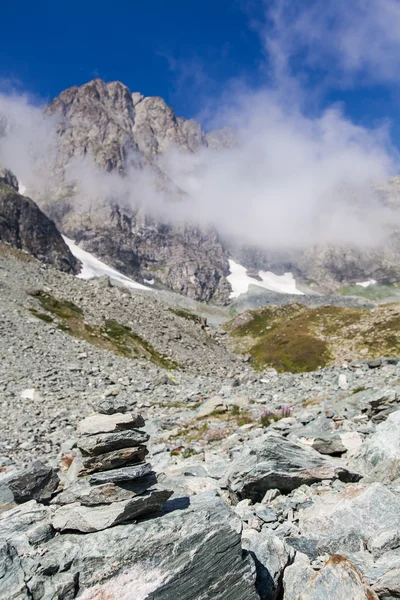 Cesta znamení na italské Alpy — Stock fotografie