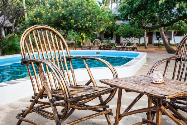 Cadeiras na fronteira da piscina — Fotografia de Stock