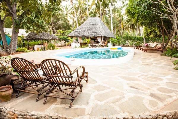 Sillas en la frontera de la piscina — Foto de Stock