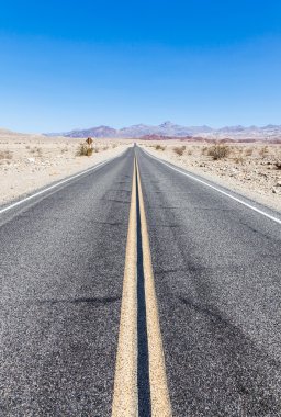 Çölde yol