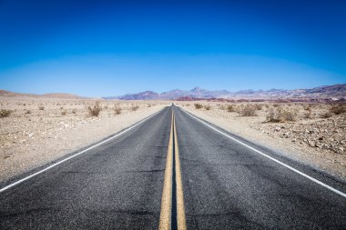 Çölde yol