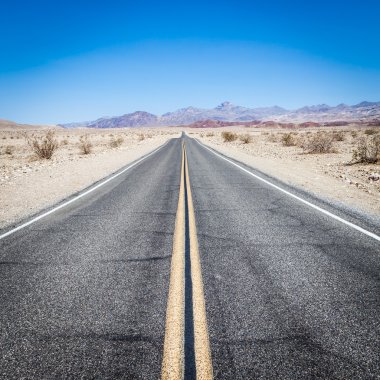 Çölde yol