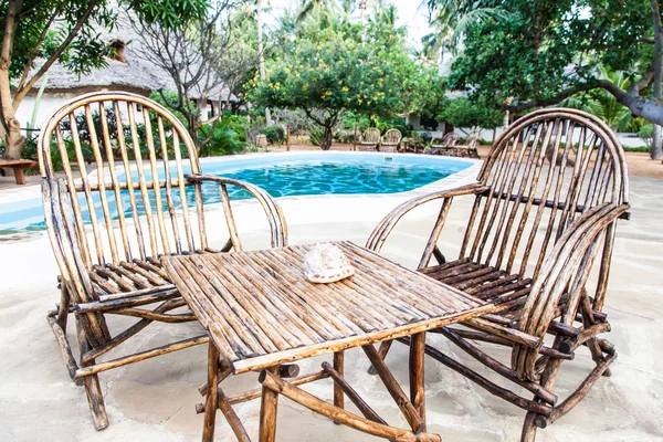 Sillas en la frontera de la piscina — Foto de Stock