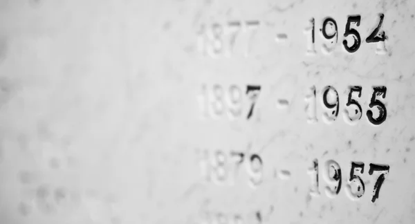 Επιτύμβια πλάκα με ημερομηνίες — Φωτογραφία Αρχείου