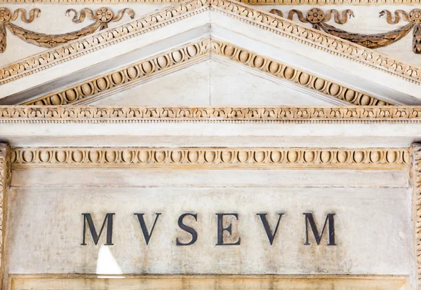 Italian museon sisäänkäynti — kuvapankkivalokuva