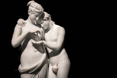 MİLAN, İtalya - Haziran 2020. Antonio Canova 'nın başyapıtı Cupid ve Psyche (Amore e psiche, 1797), sonsuz aşkın sembolü. Ruh Eros 'un sol elini kaldırır ve avucuna bir kelebek yerleştirir. Kelebek ruhunu sembolize eder. 