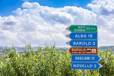 Barolo köyü yol tabelası, Unesco sitesi - İtalya