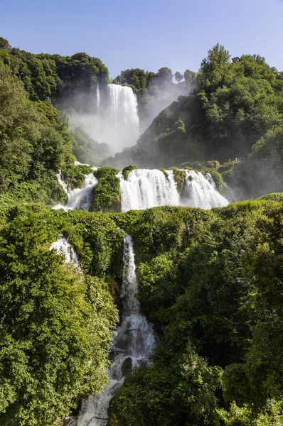 Marmore Waterval Umbrië Italië Verbazingwekkende Waterval Spetterend Natuur Met Bomen — Stockfoto