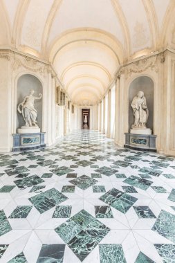 VENARIA GERÇEK, İTALYA - CIRCA MAYIS 2021: lüks misketlerden yapılmış zemini olan koridor. Venaria Reale, Piedmont bölgesindeki bu İtalyan iç mimarisi için bolca zarafet var..