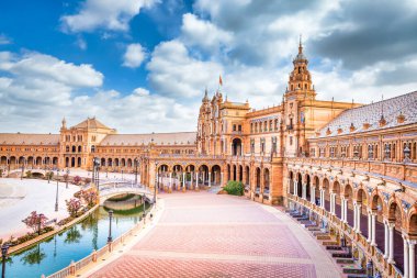 İspanya, Sevilla. İspanya Meydanı, İspanyol mimarisinde Rönesans Diriliş tarzının önemli bir örneği.