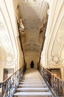 Torino, İtalya - Ağustos 2021: tarihi sarayda mermer merdiven, lüks iç mekanı Savoia Kraliyet Sarayı