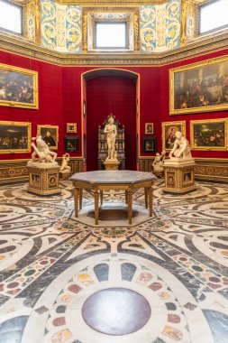 Floransa, İtalya - Ağustos 2021: Triona odası Uffizi Galerisi 'nin ilk çekirdeğiydi..