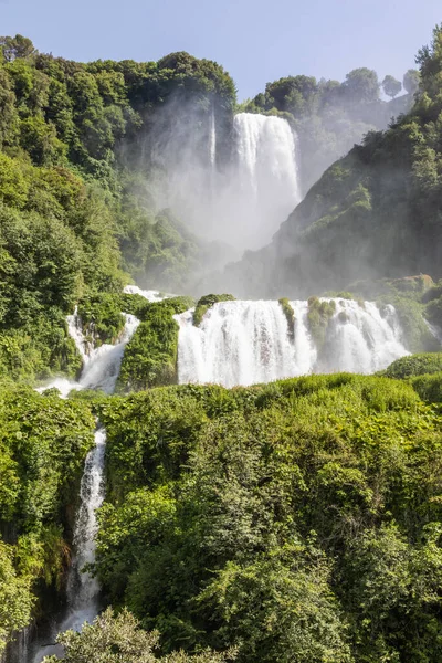 Marmore Waterval Umbrië Italië Verbazingwekkende Waterval Spetterend Natuur Met Bomen — Stockfoto