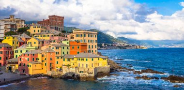 GENOA, İtalya - CIRCA AĞUSTOS 2020: Boccadasse marina panoraması, Akdeniz kıyısındaki renkli evleri olan köy.