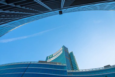 MILAN, ITALY - CIRCA SEPTEMBER 2020: Milano şehir merkezinde, Lombardia (Lombardiya) Bölgesi İtalya 'nın en ünlü modern gökdelenlerinden biridir.