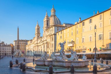 ROME, ITALY - CIRCA AĞOSTOS 2020: Piazza Navona 'da (Navona Meydanı) gün doğumu