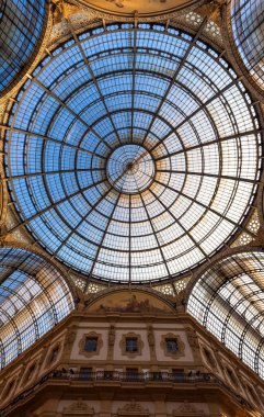 MILAN, ITALY - CIRCA AĞUSTOS 2020: Milan Moda Galerisi, İtalya. Kubbe çatısı mimari detayı.