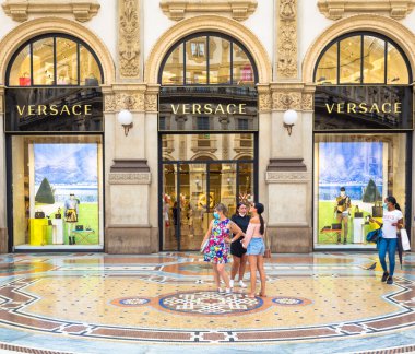 MILAN, İtalya - CIRCA EPTEMBER 2020: Vittorio Emanuale 'nin galerisinde moda alışverişi. İnsanlar lüks bir butiğin önünde yürüyorlar..