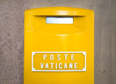 ROME, VATİKAN Eyaleti - 19 AĞUSTOS 2018: Vatikan, Roma 'daki geleneksel sarı posta kutusunun ayrıntıları