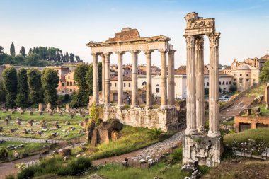 ROME, ITALY - CIRCA AĞUSTOS 2020: Roma antik mimarisinde mavi gökyüzü ile gün doğumu ışığı.