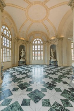 VENARIA GERÇEK, İTALYA - CIRCA MAYIS 2021: lüks misketlerden yapılmış zemini olan koridor. Venaria Reale, Piedmont bölgesindeki bu İtalyan iç mimarisi için bolca zarafet var..