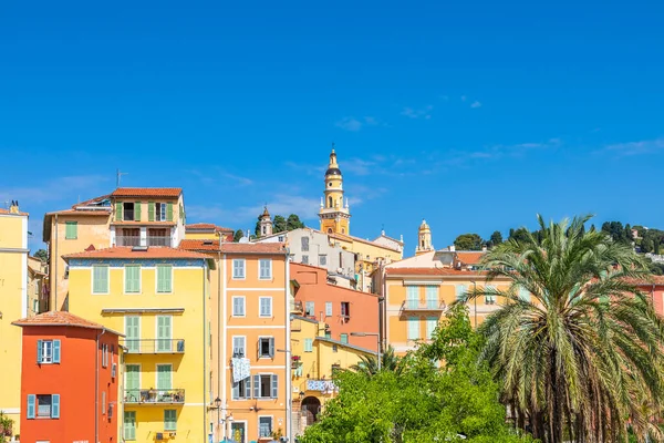 Menton, Fransa - Ağustos 2021: Fransa 'nın güneyinde yer alan Fransız Rivierası Sahil Azur manzarası.