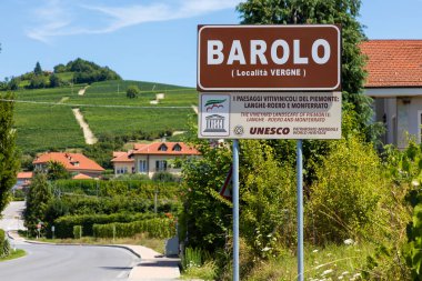 Barolo köyü yol tabelası, Unesco sitesi - İtalya