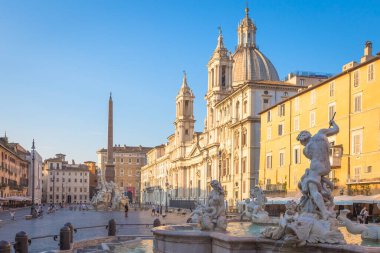 ROME, ITALY - CIRCA AĞOSTOS 2020: Piazza Navona 'da (Navona Meydanı) gün doğumu