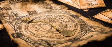 Eski, esrarengiz büyücülük geçmişi. Esrarengiz rünler ve alfabeyle eski ahlak ve putperestlik sembolleri.