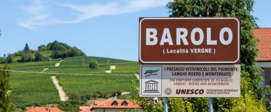 Barolo köyü yol tabelası, Unesco sitesi - İtalya