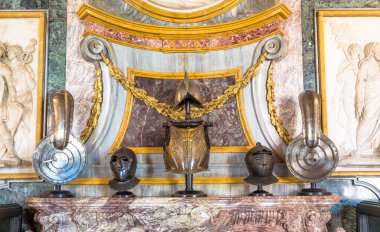 TURIN, İtalya - CIRCA AĞUSTOS 2020: Orta yaşlı şövalye zırhı ayrıntıları - 15. yüzyıl. Güvenlik, güvenlik ve koruma kavramı.