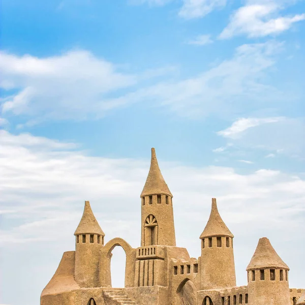 Песчаный Замок Солнечный День Фоне Голубого Неба Мбаппе Лета Отпуска — стоковое фото