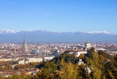 Torino, İtalya - Kasım 2021: Alpler ve Köstebek Antonelliana ile Panorama, Monte dei Cappuccini ile Piedmont Bölgesi 'nin simgesi Cappuccini Tepesi' nin silüeti. Gün doğumu.