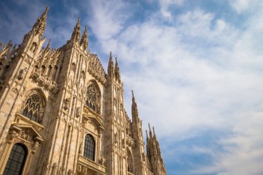 Milan Katedrali (Duomo di Milano) metin için kopyalama alanı ile. Mavi gökyüzü arkaplanı ve günbatımı ışığı.