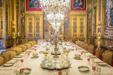 VENARIA GERÇEK, İTALYA - CIRCA AĞUSTOS 2020: Barok stilinde lüks yemek odası ve gala sofrası