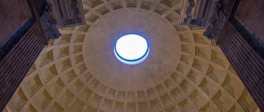 Roma, İtalya - CIRCA AĞUSTOS 2020: Pantheon tapınağının içi. Kubbenin ayrıntıları.