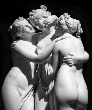 MİLAN, İtalya - CRCA HAZİRAN 2020 Antonio Canovas Üç Zarafet - Le tre Grazie heykeli. Neoklasik heykel, mermer şeklinde, mitolojik üç kömürün (Roma 'da 1814-1817 yılları arasında yapılmış))